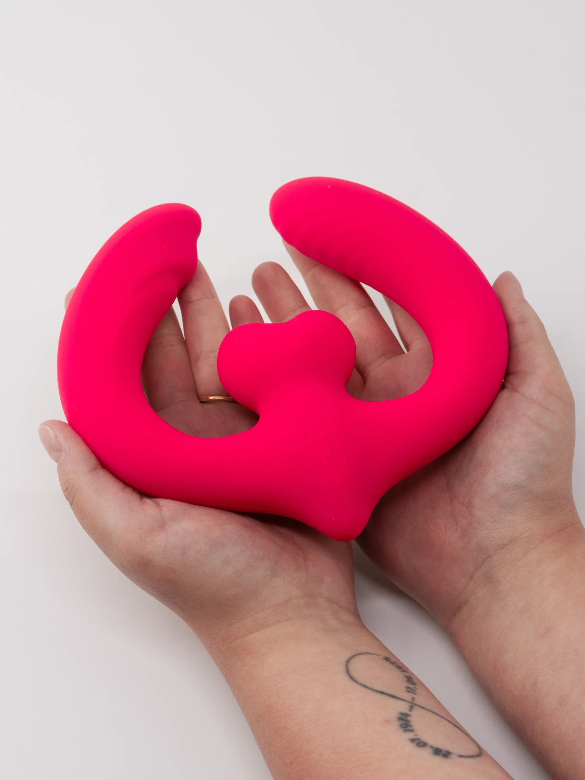 strapon double vibrant, double pen taille réelle en main