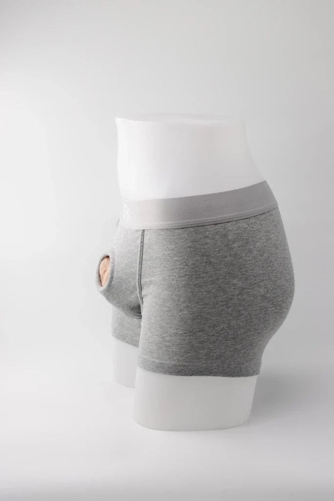 Boxer-2-en-1-lpmstore-gris-sur-mannequin-de-profil-pour-packer-avec-le-pisse-debout-2.0