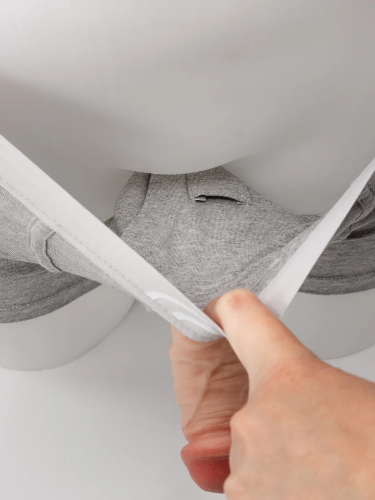 Boxer-2-en-1-lpmstore-gris-sur-mannequin-en-position-pour-packer-ou-uriner-avec-le-pisse-debout-2.0