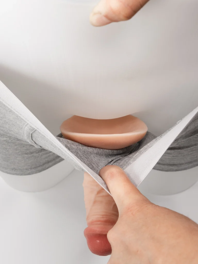 Boxer-2-en-1-lpmstore-gris-sur-mannequin-en-position-pour-uriner-avec-le-pisse-debout-2.0 (1)