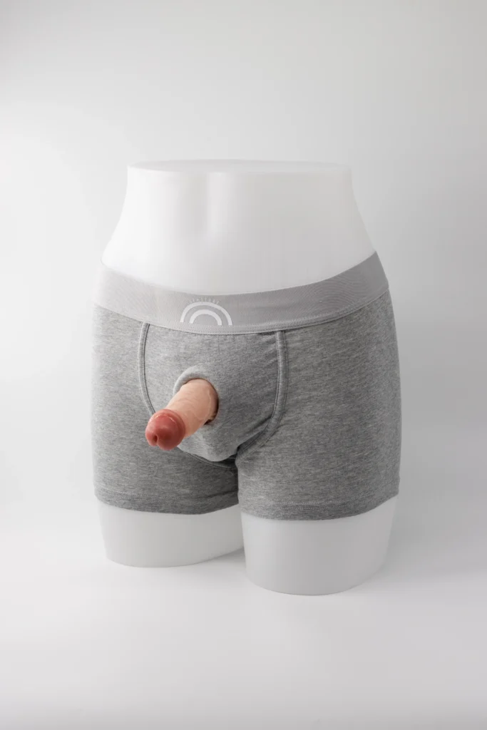 Boxer-2-en-1-lpmstore-gris-sur-mannequin-en-position-pour-uriner-avec-le-pisse-debout-2.0 (2)