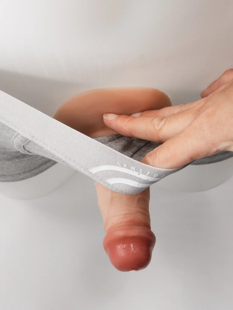 Boxer-2-en-1-lpmstore-gris-sur-mannequin-en-position-pour-uriner-avec-le-pisse-debout-2.0