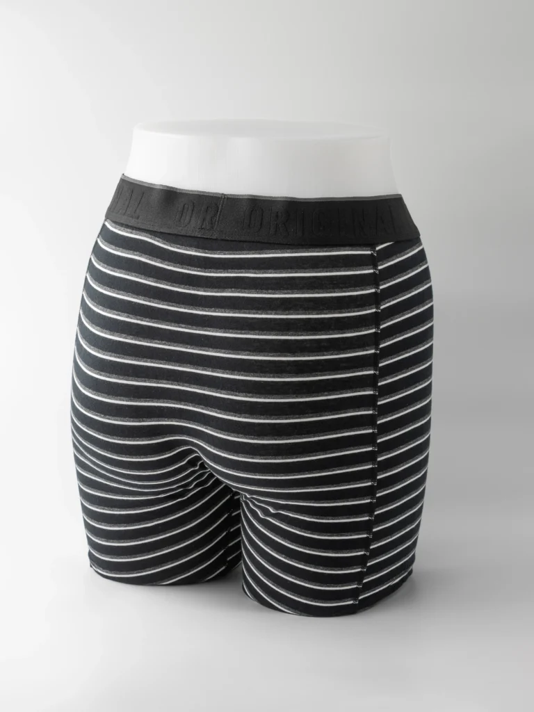 Boxer-format-long-noir-a-rayures-vu-de-derrière