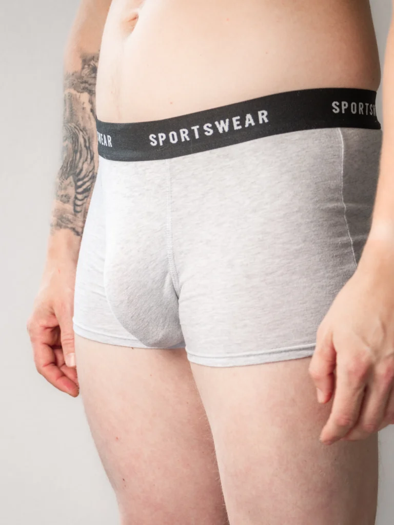 Boxer-gris-porter-avec-le-basic-m-vu-de-côté