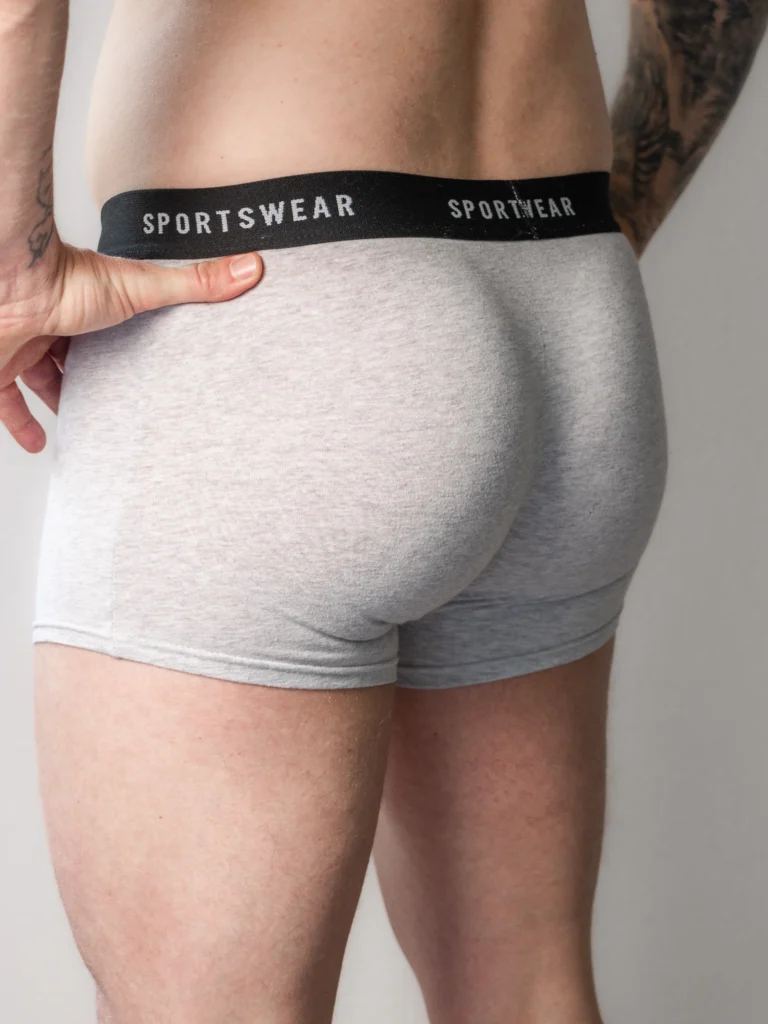 Boxer-gris-porter-vu-de-derrière