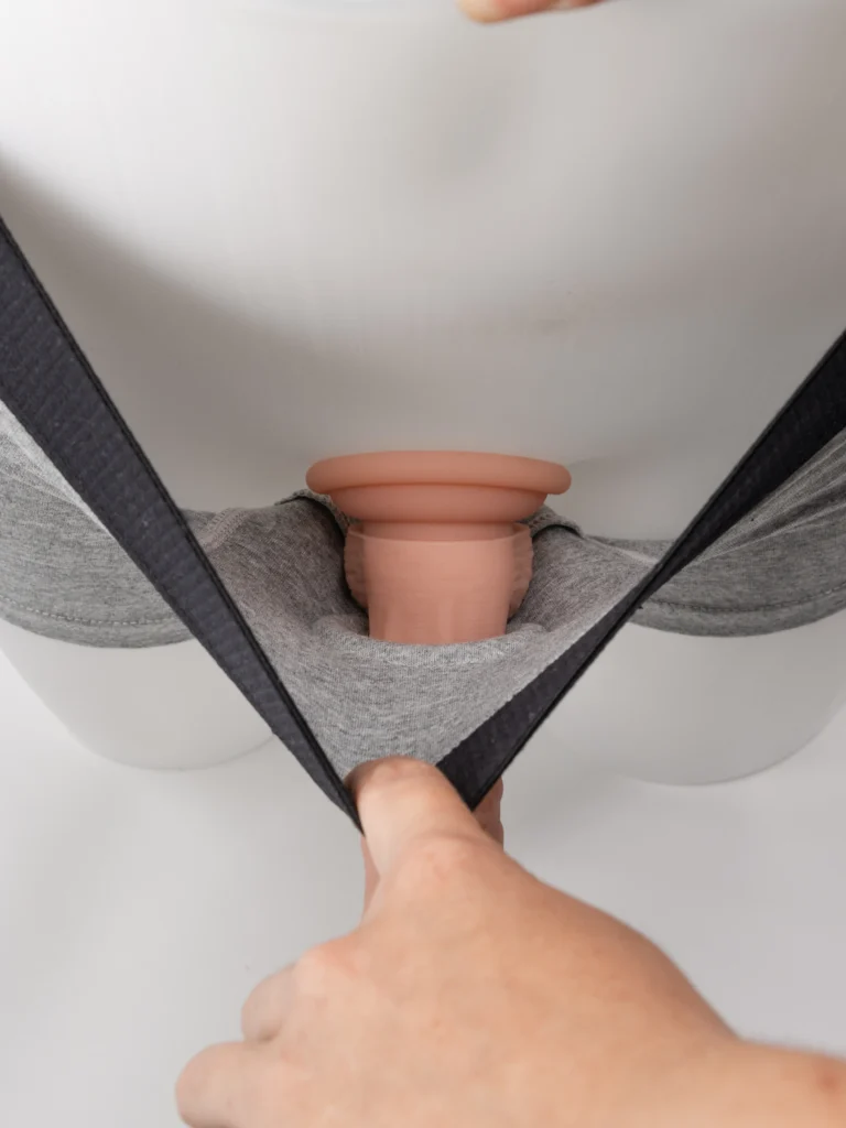 Boxer-pour-rapports-sexuel-gris-vu-d'-intérieure-avec-prothèse-pénienne-classique