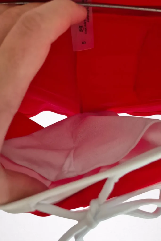 Maillot-de-bain-Rouge-a-poche-vu-interieur