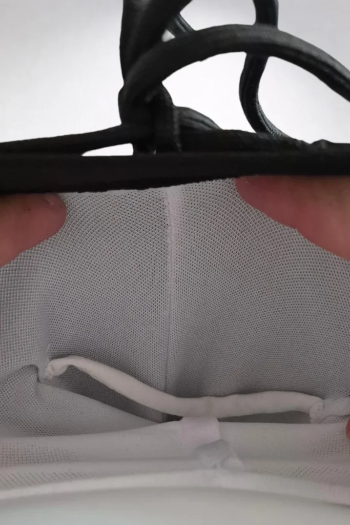 Maillot-de-bain-noir-et-gris-poche-interieur