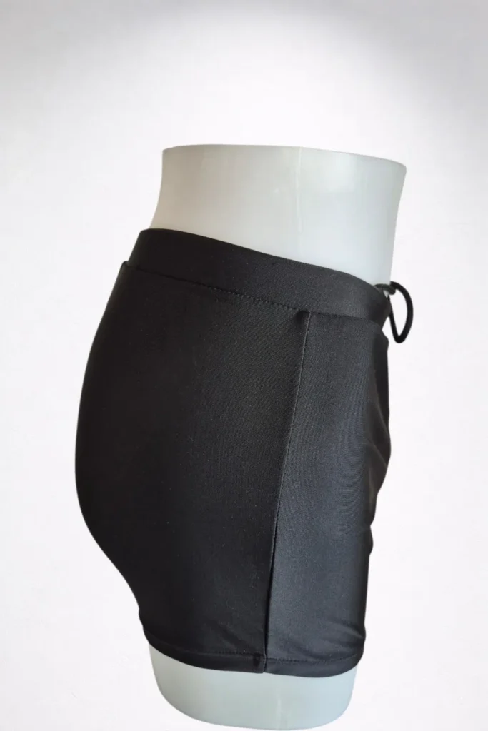 Maillot-de-bain-noir-et-gris-vu-de-coté-avec-basic-s