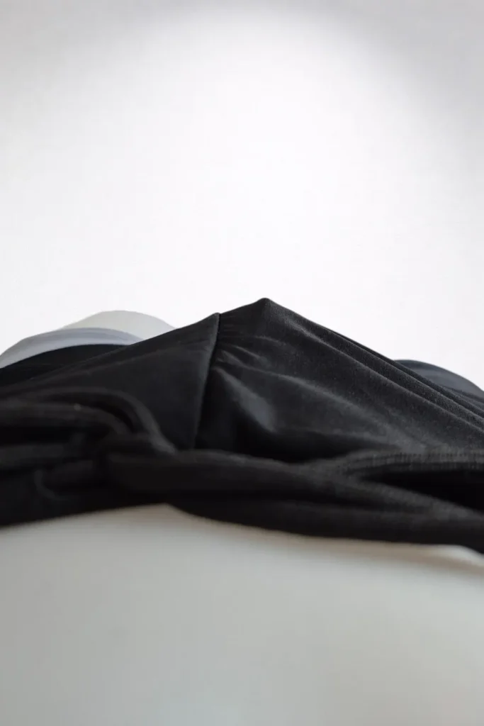 Maillot-de-bain-noir-et-gris-vu-du-dessus