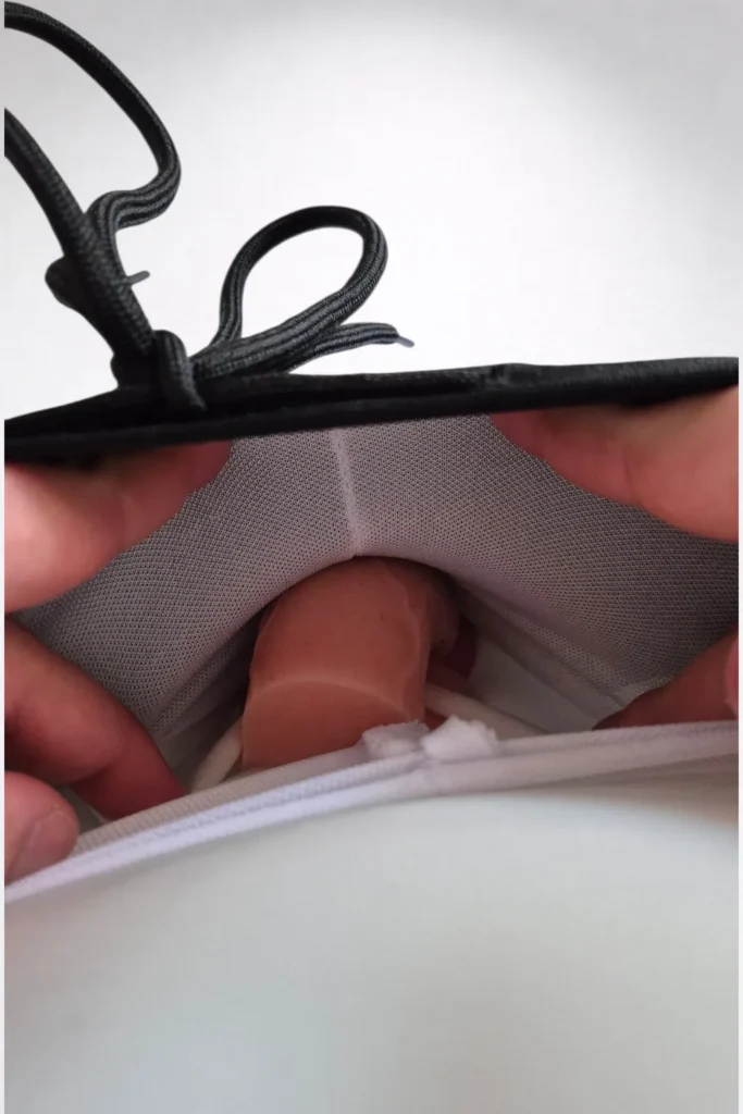 Maillot-de-bain-noir-et-gris-vu-du-dessus-avec-basic-s