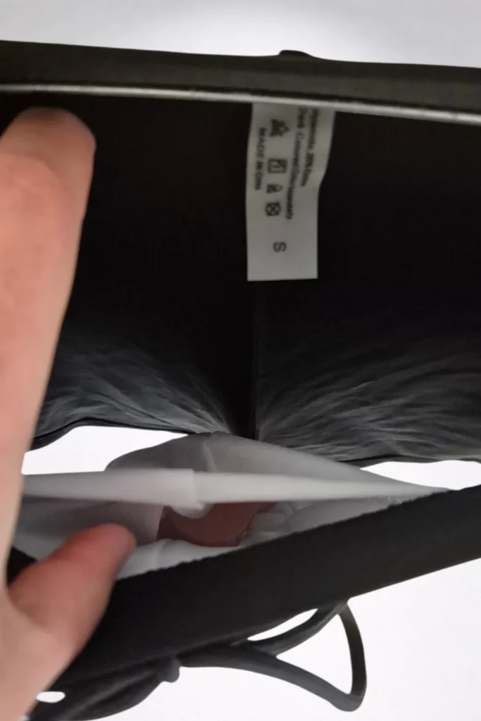 Maillot-de-bain-noir-et-gris-vu-interieur