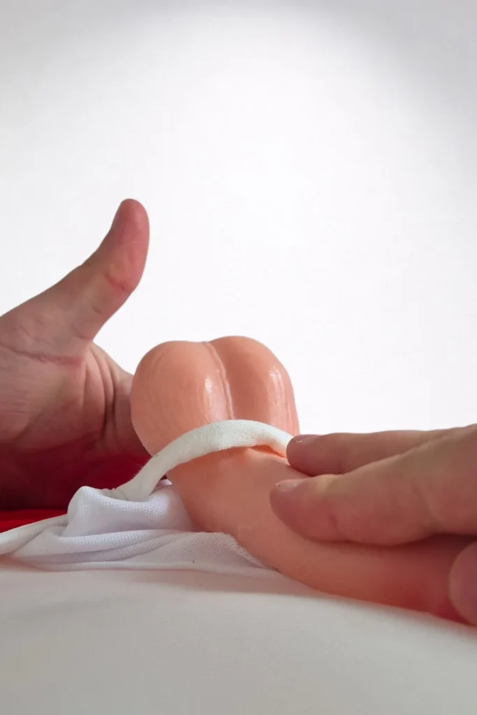 Maillot-de-bain-rouge-positionnement-avec-l-élastique-et-le-basic-S