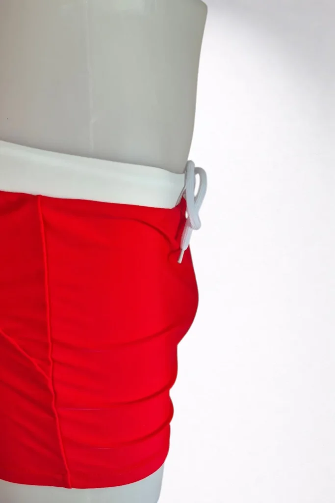Maillot-de-bain-rouge-vu-de-cote-avec-basic-s