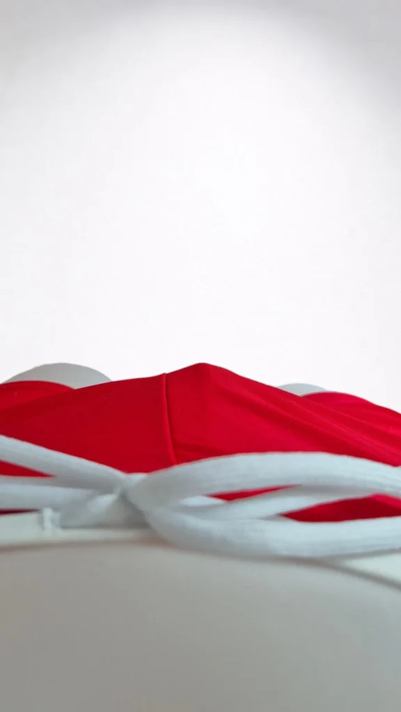 Maillot-de-bain-rouge-vu-de-dessus-avec-basic-s