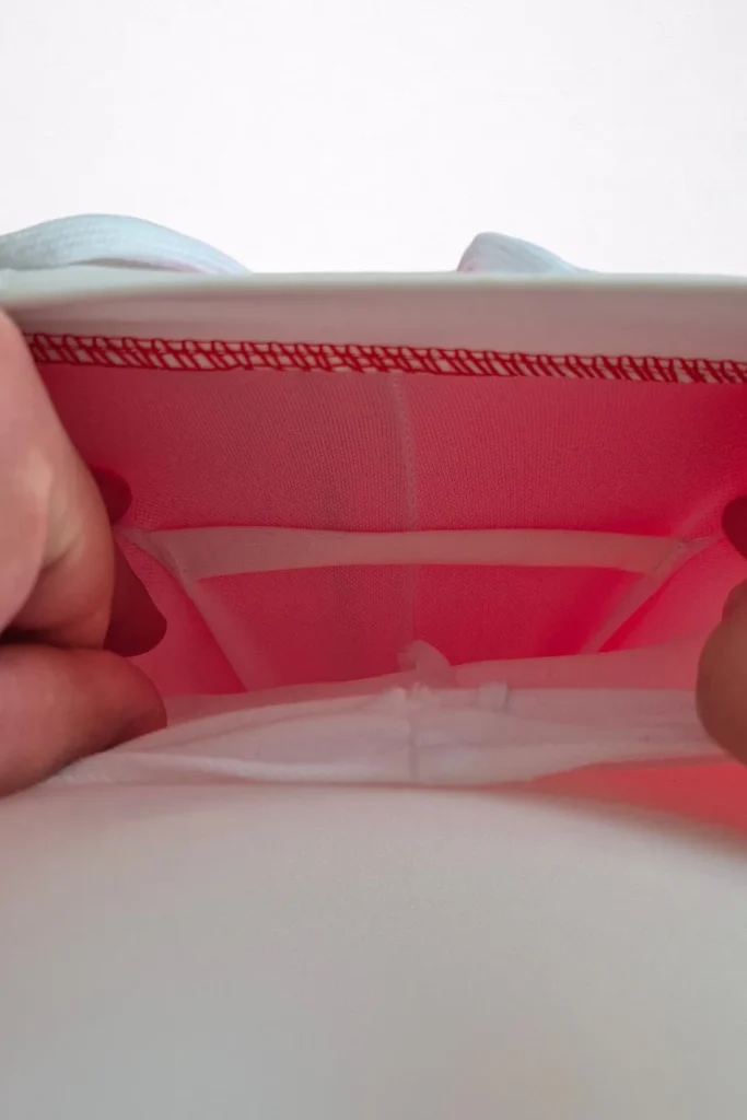 Maillot-de-bain-rouge-vu-de-dessus-de-la-poche