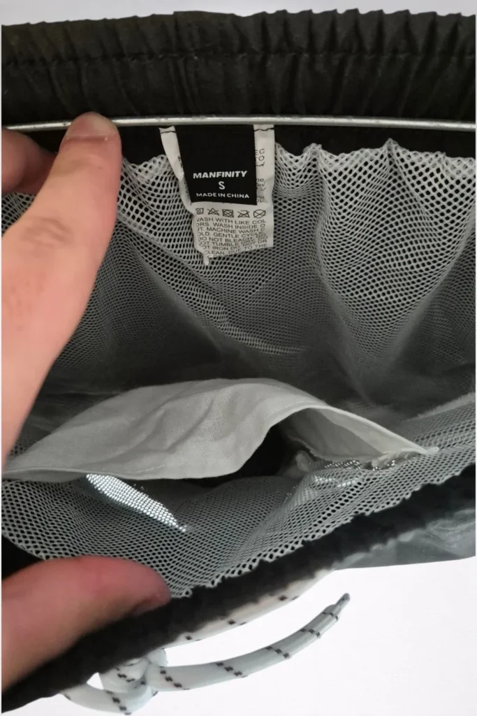 Short-de-bain-noir-a-poche