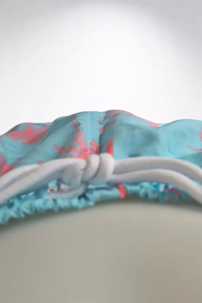 Short-de-bain-palmier-rose-bleu-vu-de-dessus