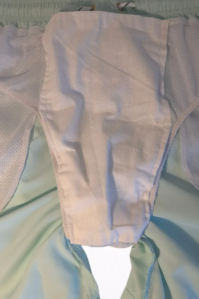 Short-de-bain-vert-a-poche