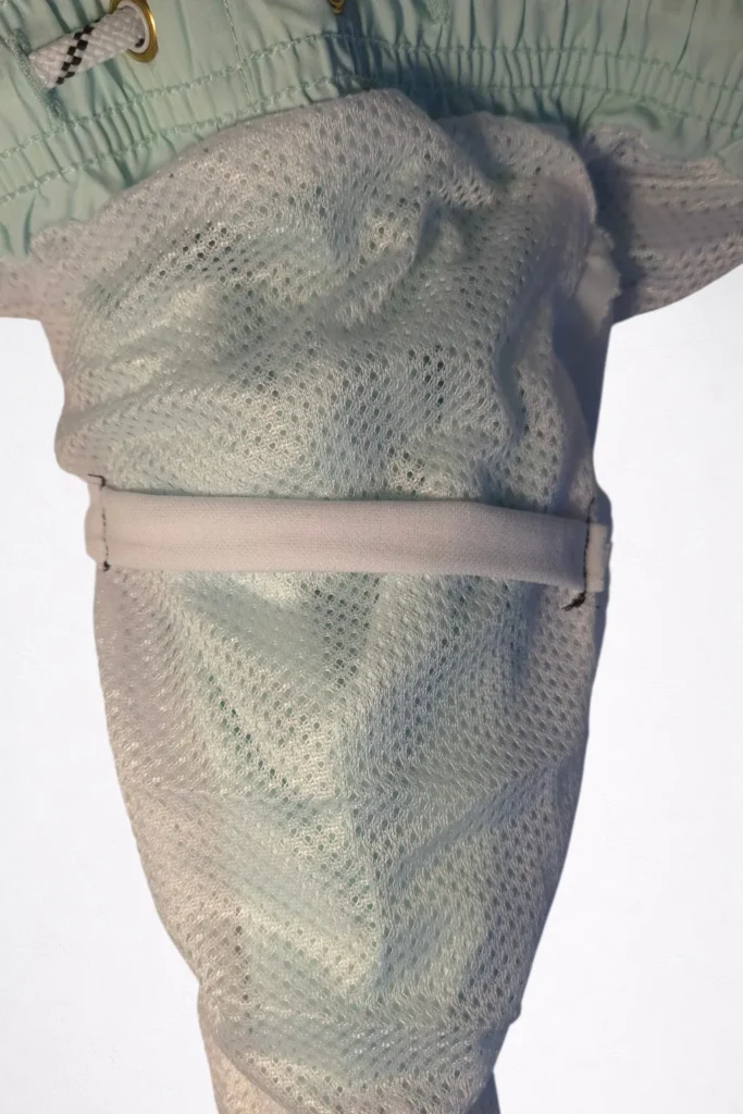 Short-de-bain-vert-vu-interieur-de-la-poche