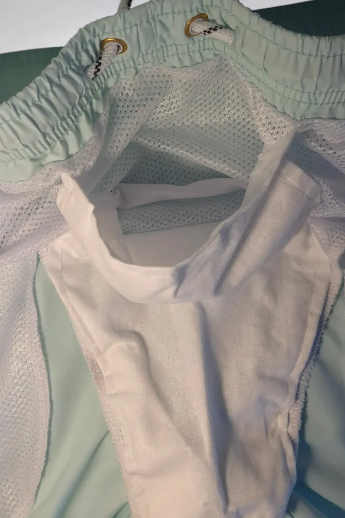 Short-de-bain-vert-vu-poche-avec-élastique-de-maintien