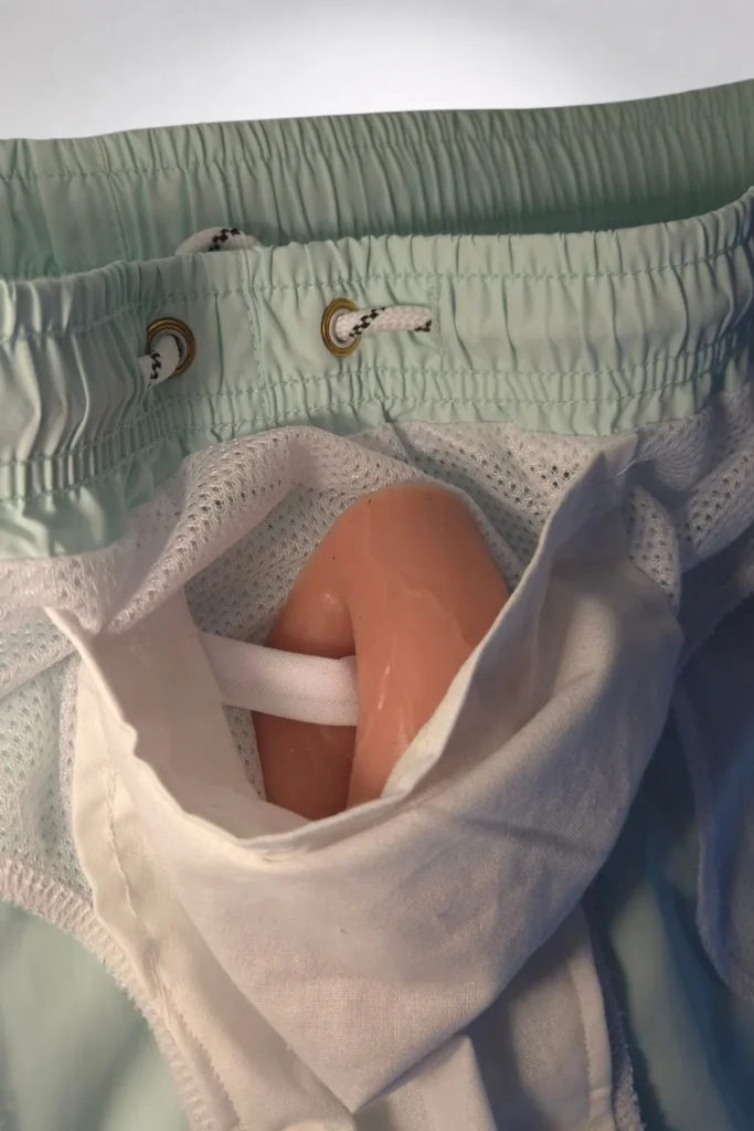 Short-de-bain-vert-zoom-poche-et-baisc-s